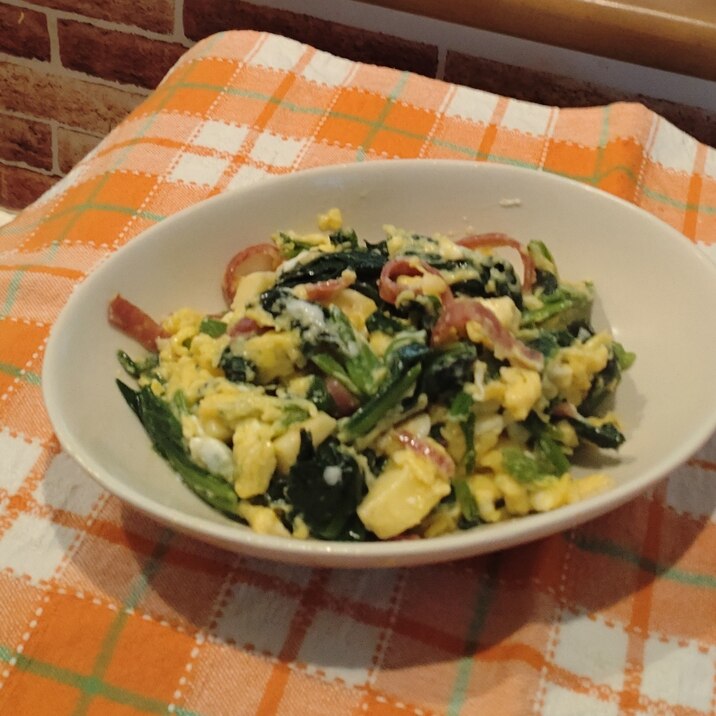 サラミとほうれん草のクリームチーズ卵炒め